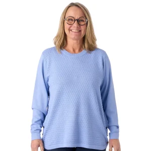 Lätt viskosstickad tröja med dekorativa knappar från Brandtex