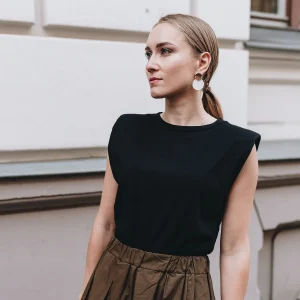 T-shirt med axelvaddar