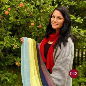 Almira Sjal (REA, Utgående färger) – Finstickad och färgglad sjal för både henne och honom