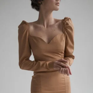 Figursydd midiklänning "Boyfriend", Sand